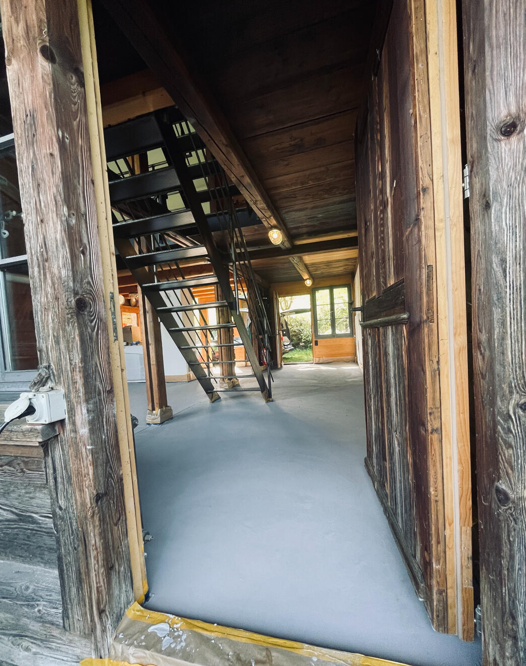 Fugenloser Boden in modernem Wohnzimmer in Bern – nahtlose und pflegeleichte Oberflächen