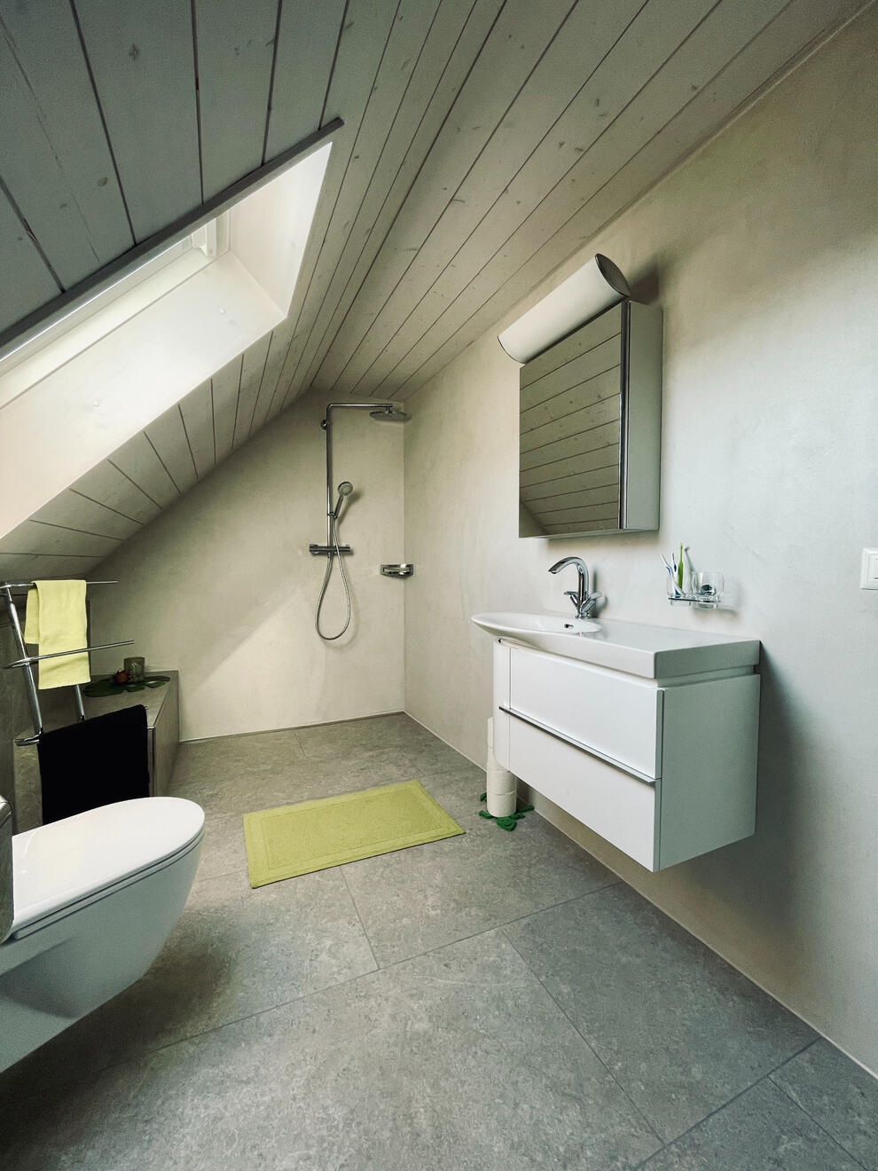 Fugenlose Wand in modernem Badezimmer in Bern – nahtlose und pflegeleichte Oberflächen